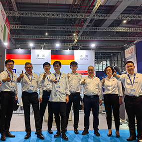 Internationales Sales Team am Messestand Internationales Sales Team am Messestand